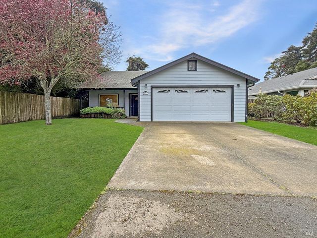 227 Hocker Ln, Fort Bragg, CA 95437