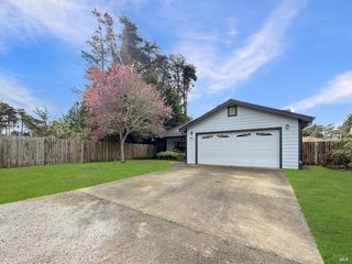 227 Hocker Ln, Fort Bragg, CA 95437