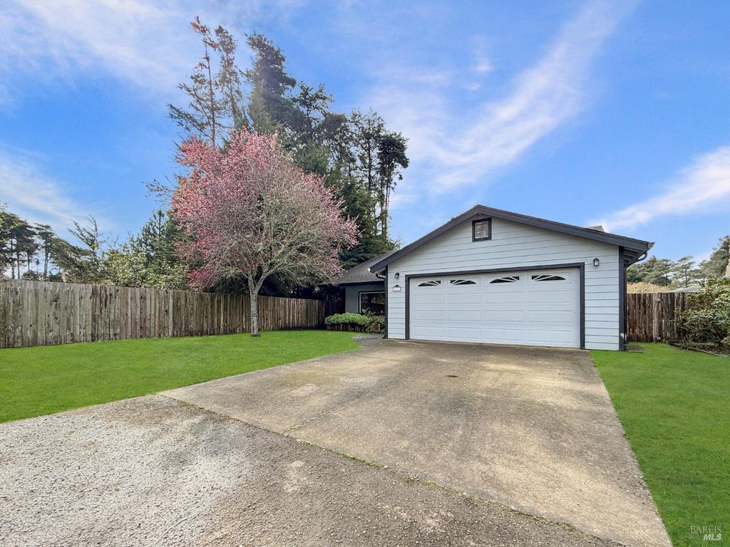 227 Hocker Ln, Fort Bragg, CA 95437