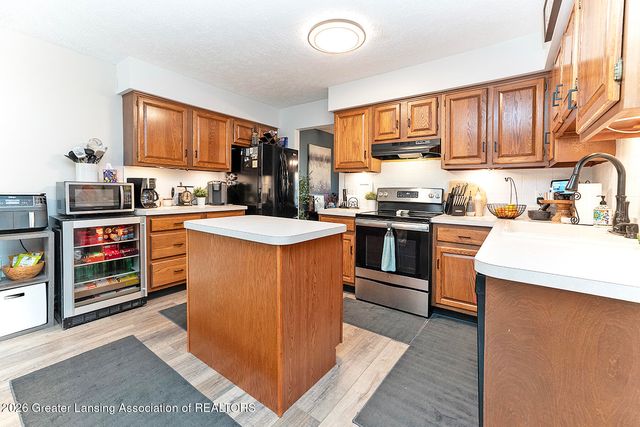 916 Montevideo Drive E, Lansing, MI 48917