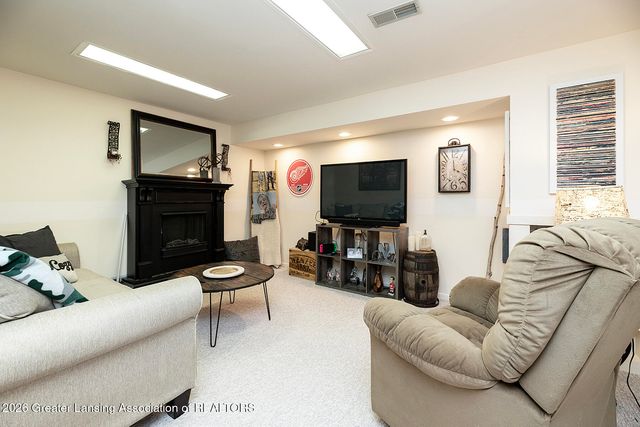 916 Montevideo Drive E, Lansing, MI 48917