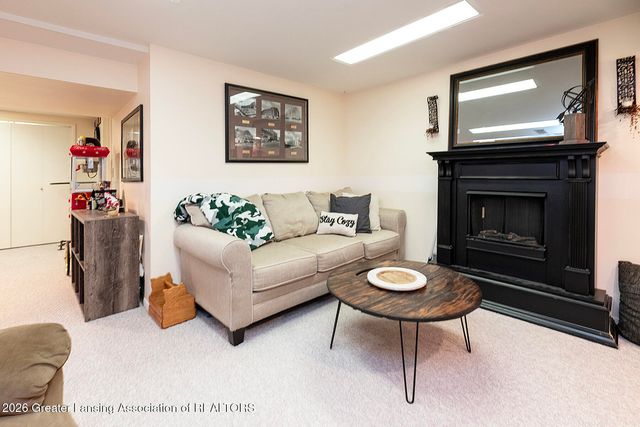 916 Montevideo Drive E, Lansing, MI 48917