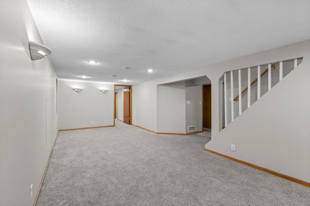 6133 Garbe Avenue, Woodbury, MN 55125