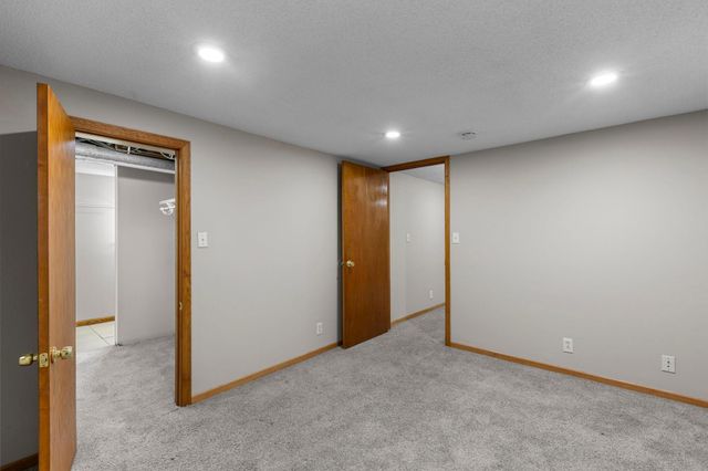 6133 Garbe Avenue, Woodbury, MN 55125