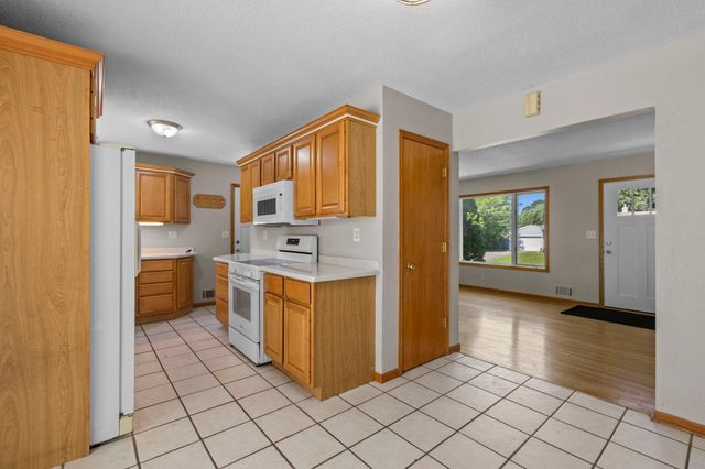 6133 Garbe Avenue, Woodbury, MN 55125