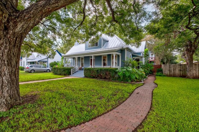 402 Hudgins ST, Smithville, TX 78957