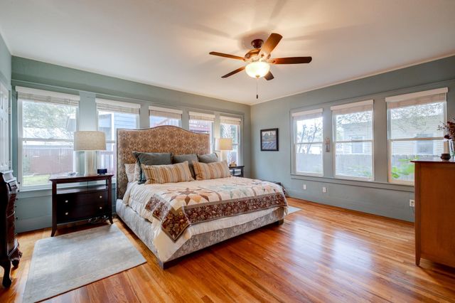 402 Hudgins ST, Smithville, TX 78957