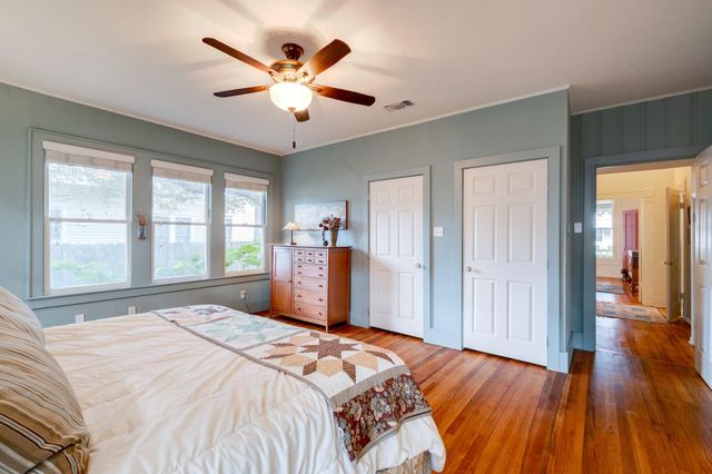 402 Hudgins ST, Smithville, TX 78957