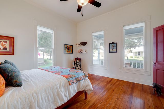 402 Hudgins ST, Smithville, TX 78957