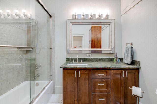 402 Hudgins ST, Smithville, TX 78957