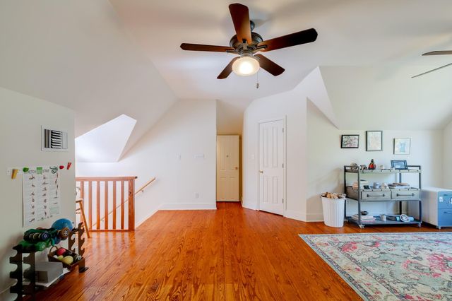 402 Hudgins ST, Smithville, TX 78957