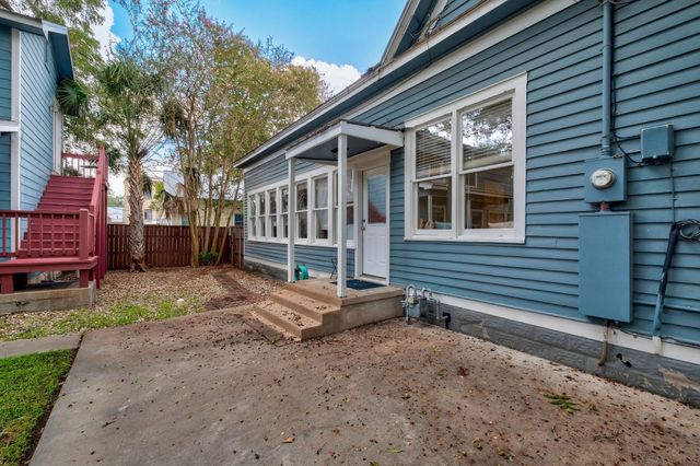 402 Hudgins ST, Smithville, TX 78957