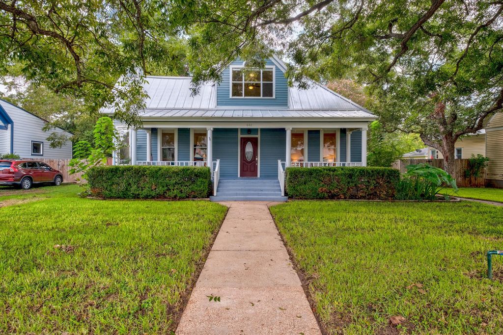 402 Hudgins ST, Smithville, TX 78957