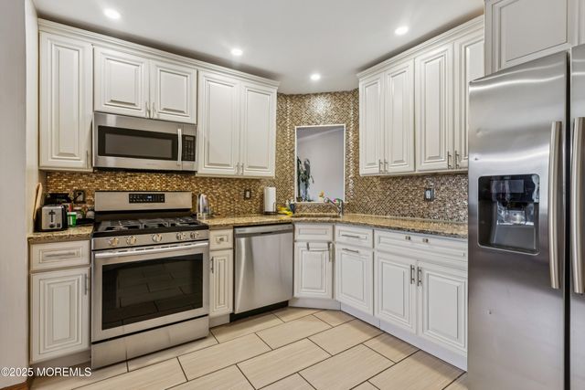 36 Farnham Square, Parlin, NJ 08859