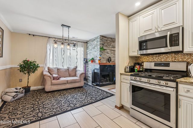 36 Farnham Square, Parlin, NJ 08859