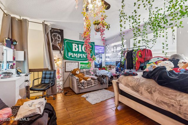 36 Farnham Square, Parlin, NJ 08859