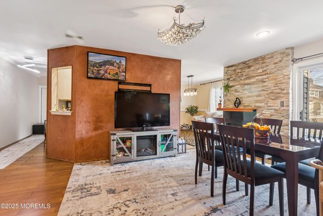 36 Farnham Square, Parlin, NJ 08859