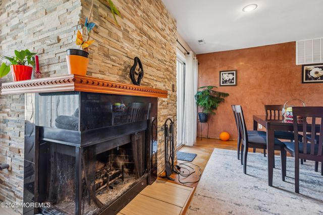 36 Farnham Square, Parlin, NJ 08859