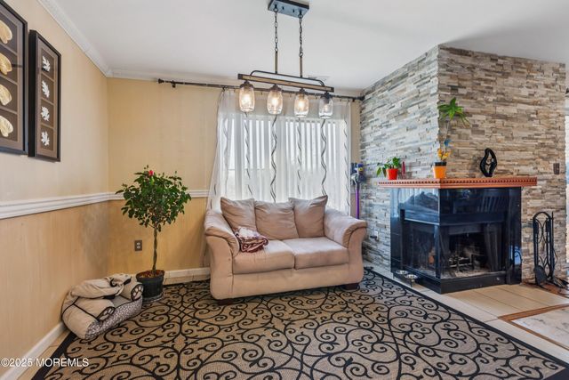 36 Farnham Square, Parlin, NJ 08859