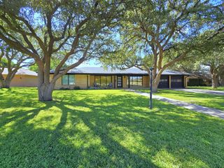 2105 Oaklawn Dr, Midland, TX 79705