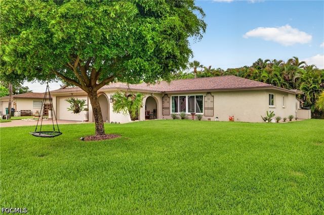 833 N Town And River DR, Fort Myers, FL 33919