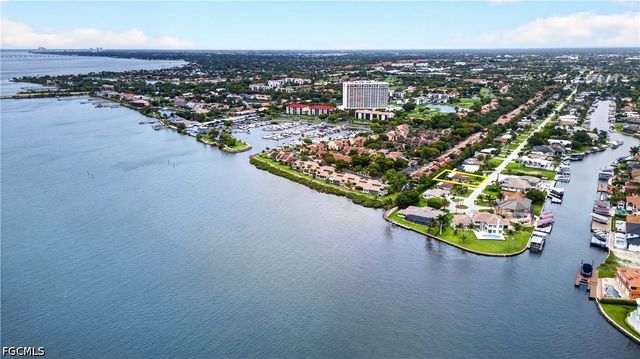 833 N Town And River DR, Fort Myers, FL 33919