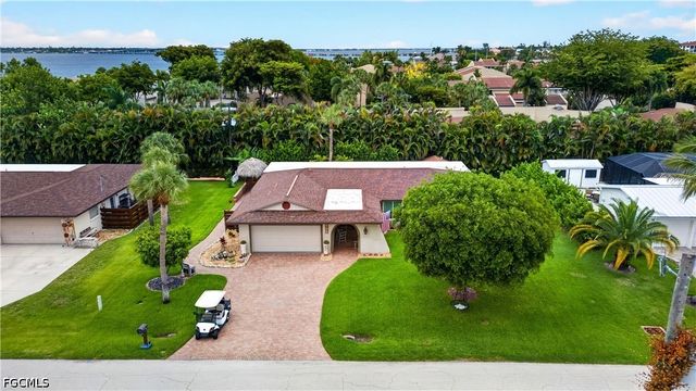 833 N Town And River DR, Fort Myers, FL 33919