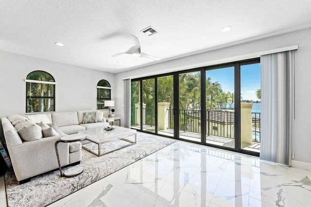 10 Windward Lane, Boynton Beach, FL 33435