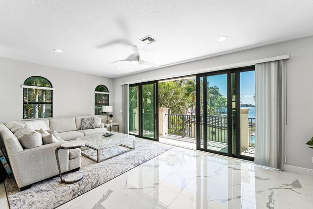 10 Windward Lane, Boynton Beach, FL 33435
