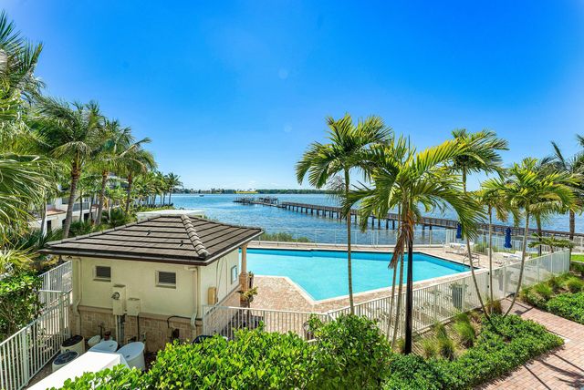 10 Windward Lane, Boynton Beach, FL 33435