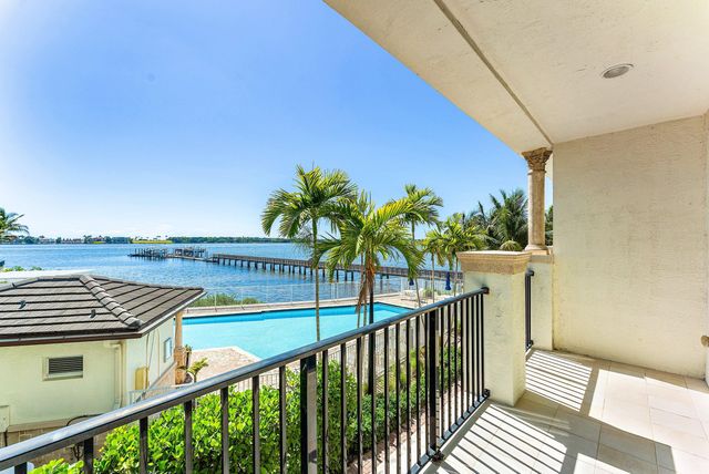 10 Windward Lane, Boynton Beach, FL 33435