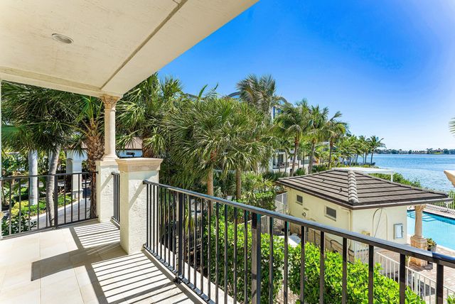 10 Windward Lane, Boynton Beach, FL 33435