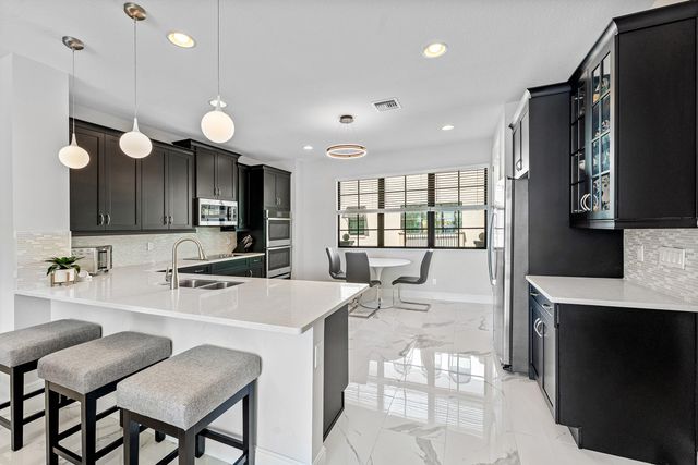10 Windward Lane, Boynton Beach, FL 33435