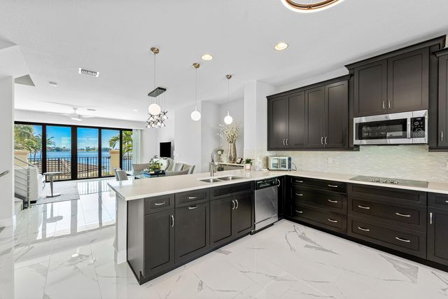 10 Windward Lane, Boynton Beach, FL 33435