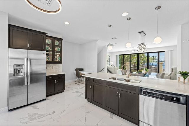 10 Windward Lane, Boynton Beach, FL 33435