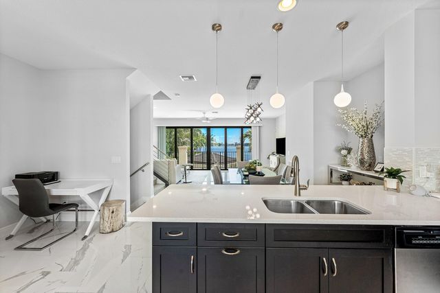 10 Windward Lane, Boynton Beach, FL 33435