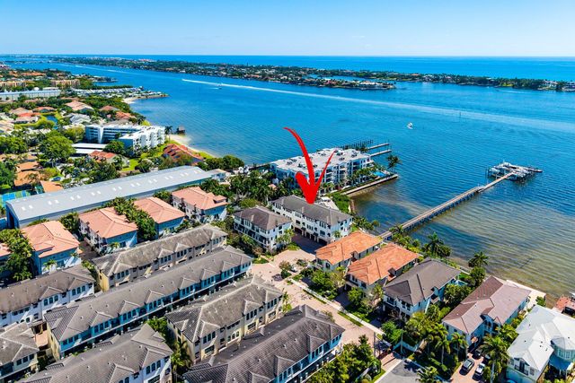 10 Windward Lane, Boynton Beach, FL 33435