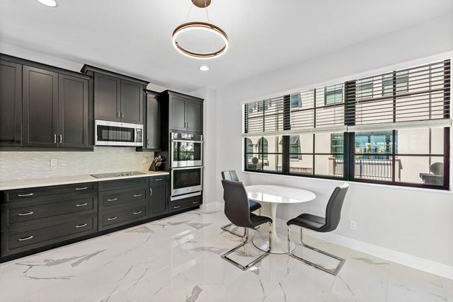 10 Windward Lane, Boynton Beach, FL 33435