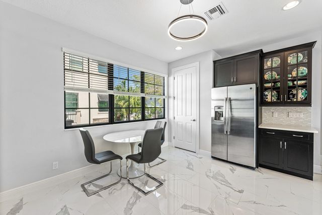 10 Windward Lane, Boynton Beach, FL 33435