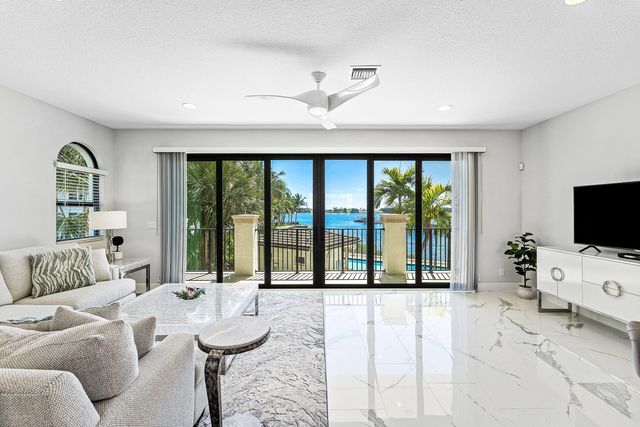 10 Windward Lane, Boynton Beach, FL 33435