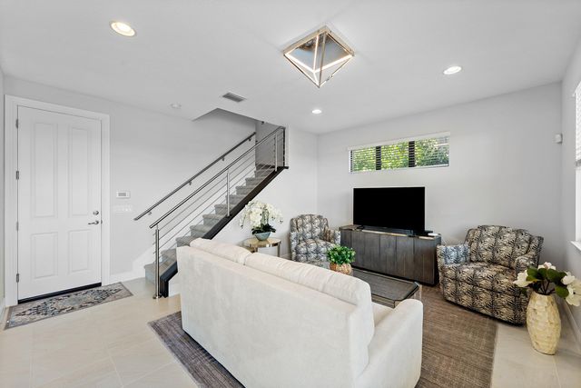 10 Windward Lane, Boynton Beach, FL 33435
