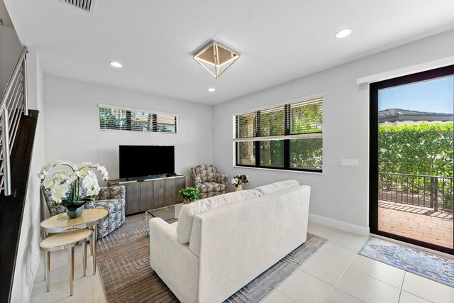 10 Windward Lane, Boynton Beach, FL 33435