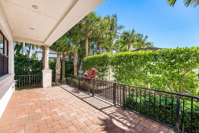10 Windward Lane, Boynton Beach, FL 33435