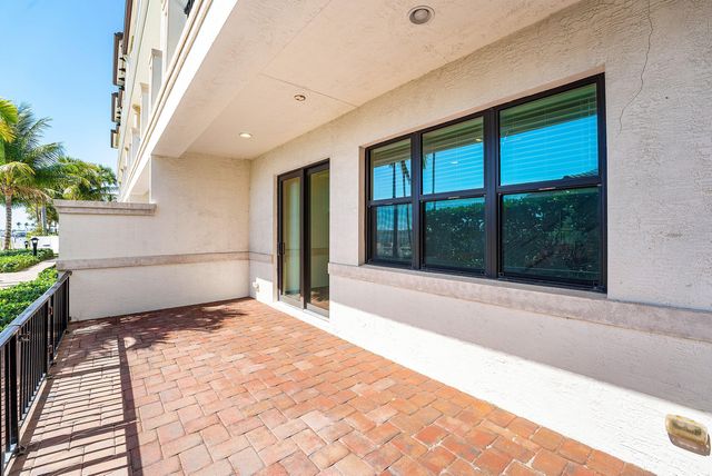 10 Windward Lane, Boynton Beach, FL 33435