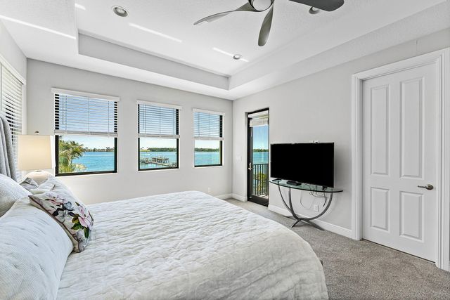 10 Windward Lane, Boynton Beach, FL 33435