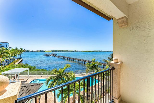 10 Windward Lane, Boynton Beach, FL 33435