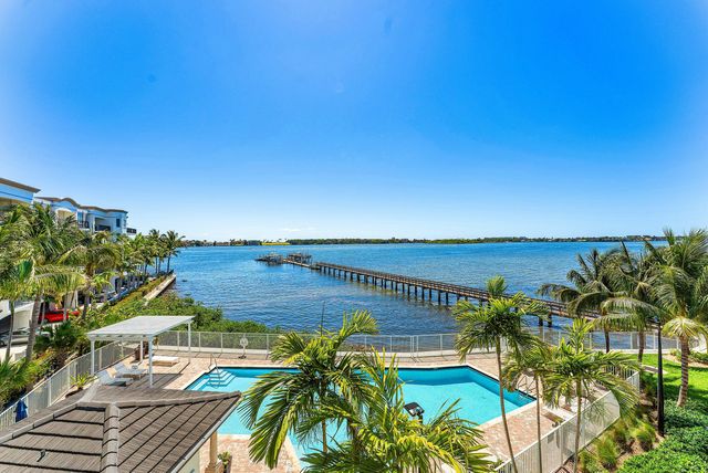 10 Windward Lane, Boynton Beach, FL 33435
