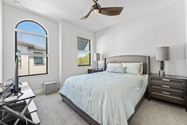 10 Windward Lane, Boynton Beach, FL 33435