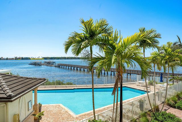 10 Windward Lane, Boynton Beach, FL 33435