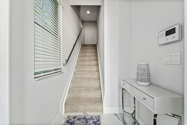 10 Windward Lane, Boynton Beach, FL 33435